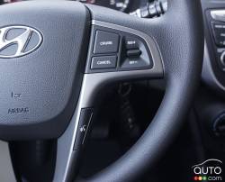 Commande pour le régulateur de vitesse sur le volant de la Hyundai Accent 2016