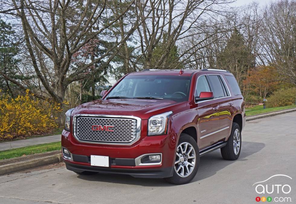 2016 GMC Yukon Denali front 3/4 view