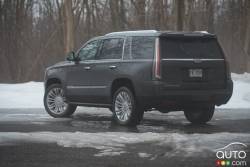 Vue 3/4 arrière du Cadillac Escalade 2016