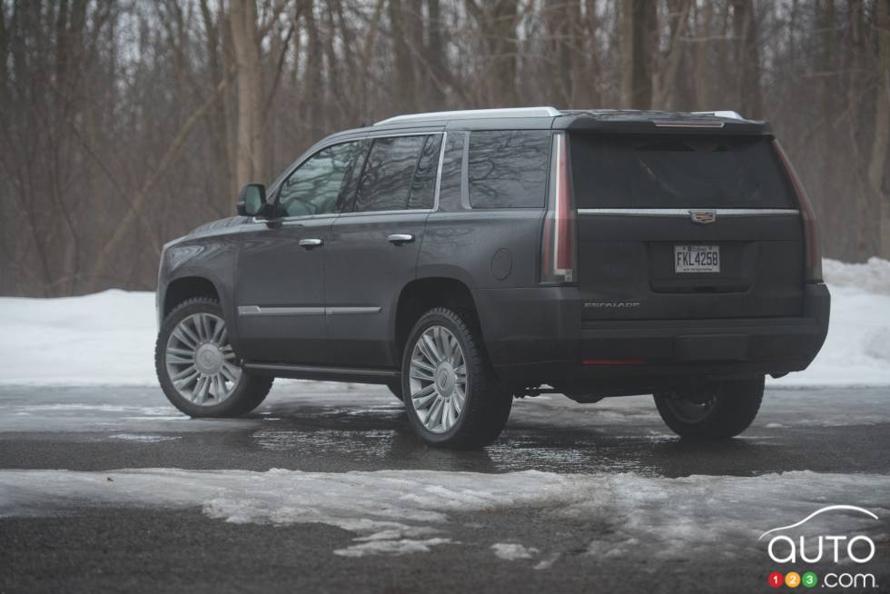 Vue 3/4 arrière du Cadillac Escalade 2016