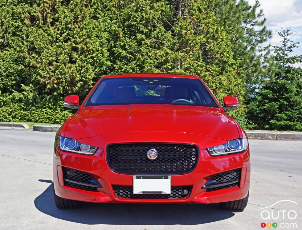 2017 Jaguar XE 35t AWD R-Sport front view