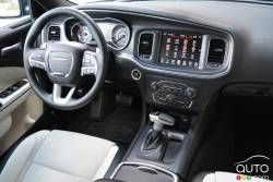 Habitacle du conducteur de la Dodge Charger SXT Plus 2016