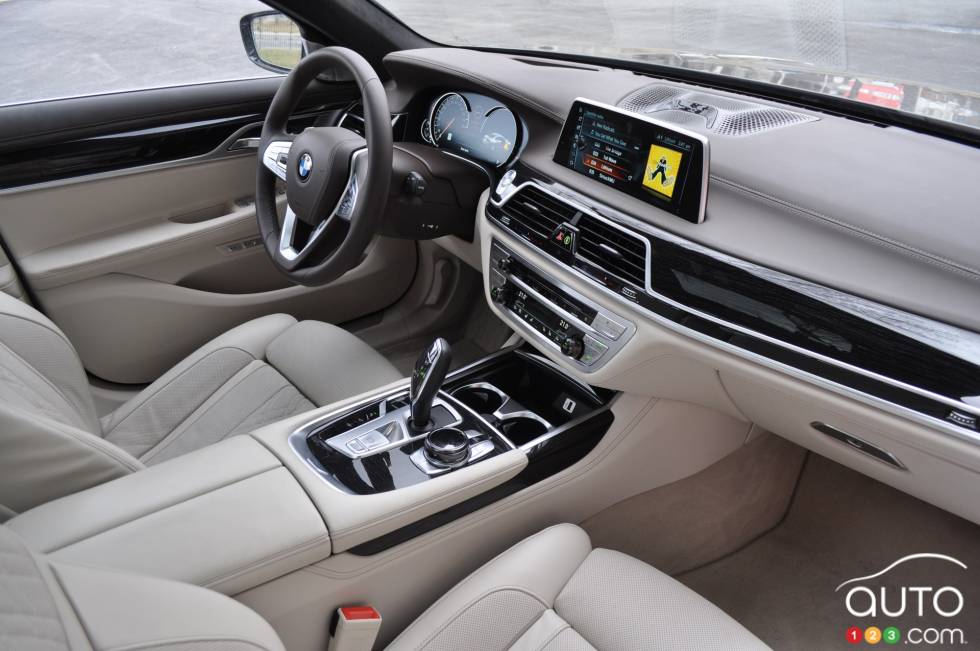 2016 BMW 750Li xDrive dashboard