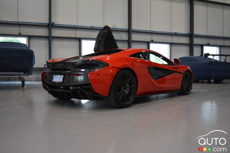 Vue 3/4 arrière de la McLaren 570s 2016