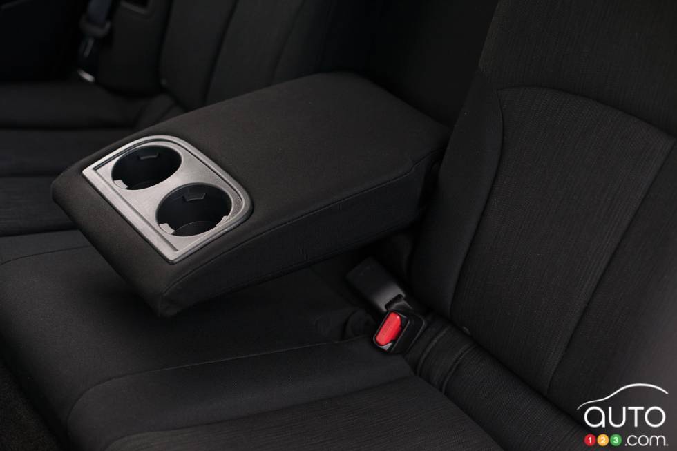 Rear centre armrest with cupholders