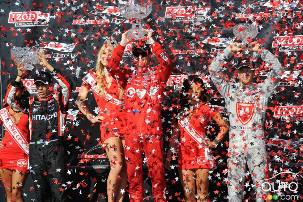 Scott Dixon, Target Chip Ganassi Racing , Helio Castroneves, Team Penske et Sebastien Bourdais, Dragon Racing lors de la cérémonie de podium de la course #2