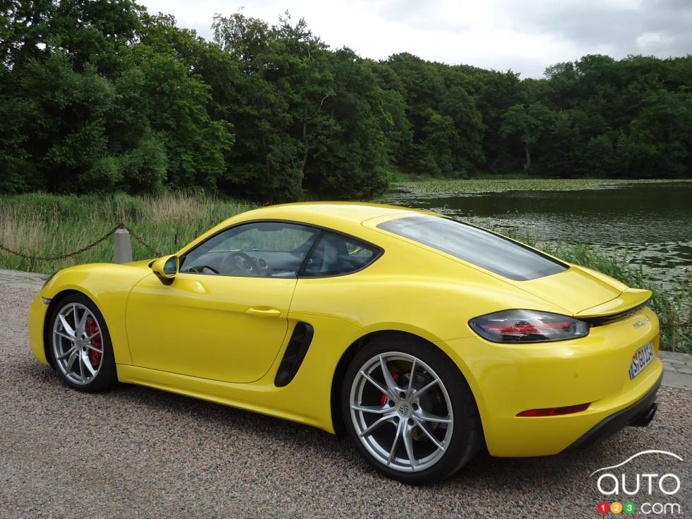 2017 Porsche 718 Cayman rear 3/4 view