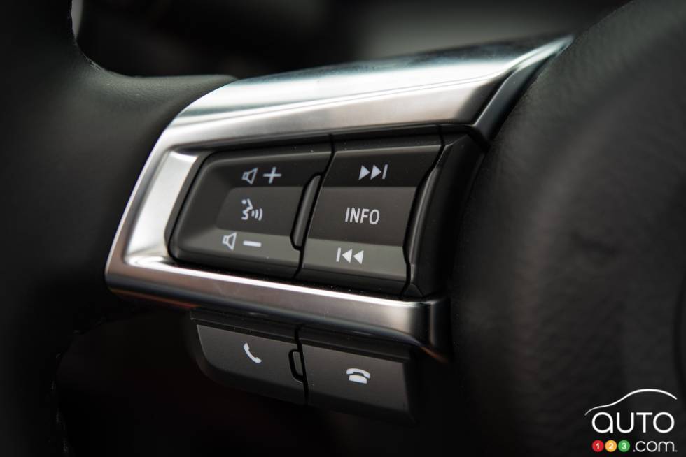Commande pour audio au volant du Fiat 124 Spyder 2016