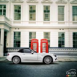 Vue de côté de la Fiat 124 Spyder 2017