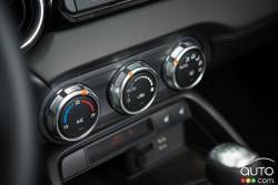 2016 Fiat 124 Spyder climate controls