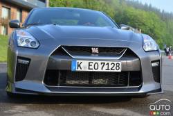 2017 Nissan GTR front view