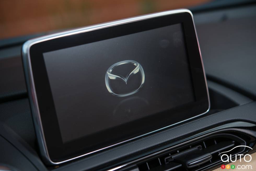 Écran info-divertissement de la Mazda MX-5 2016