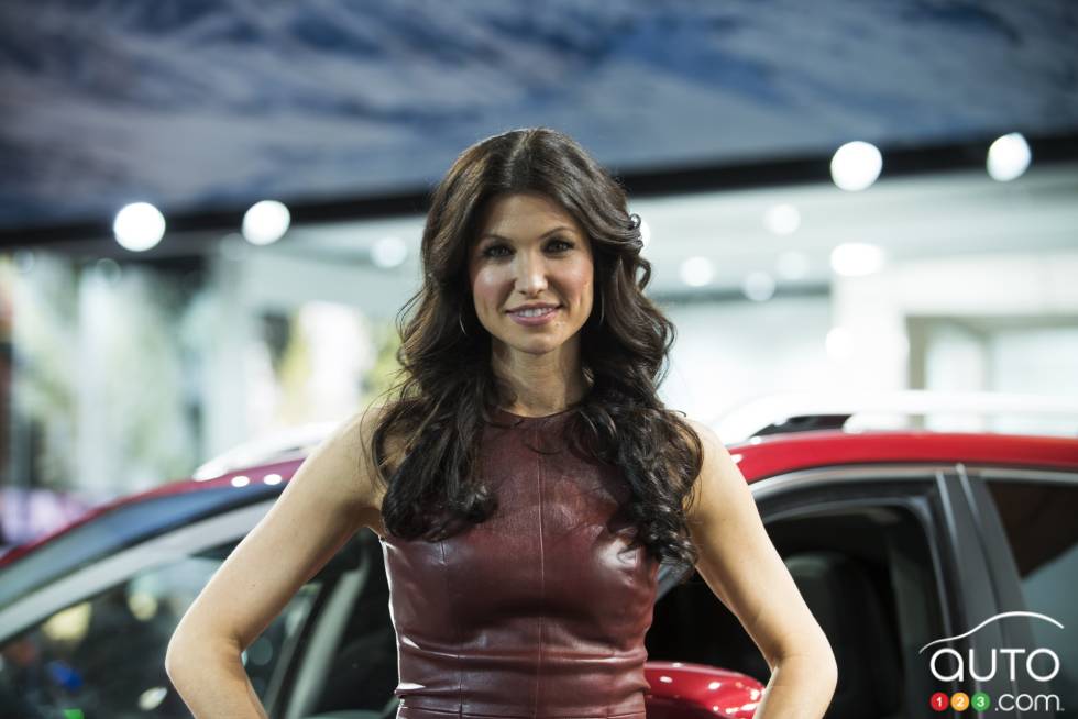 Une mannequin pose pour notre caméra