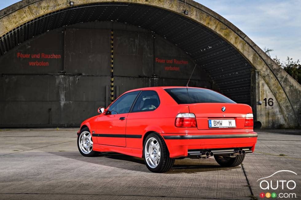 Vue 3/4 arrière de la BMW E36 M3