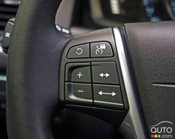 Commande pour le régulateur de vitesse sur le volant de la Volvo XC60 T5 AWD 2016