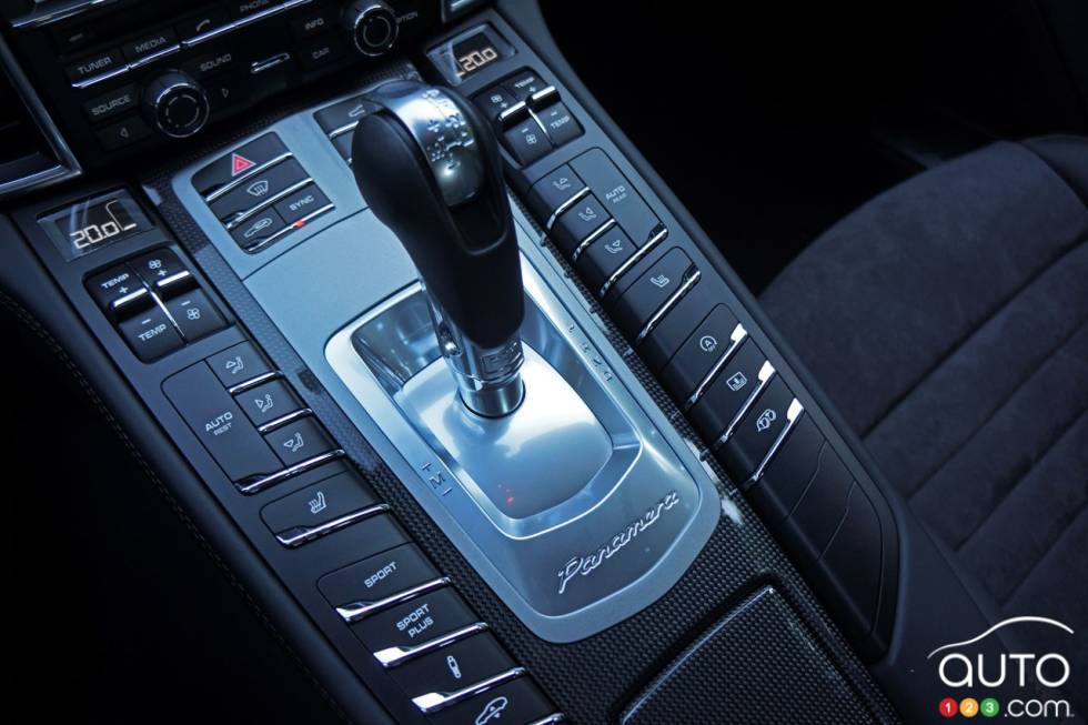 2016 Porsche Panamera GTS center console