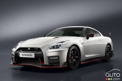 2017 Nissan GTR Nismo front 3/4 view