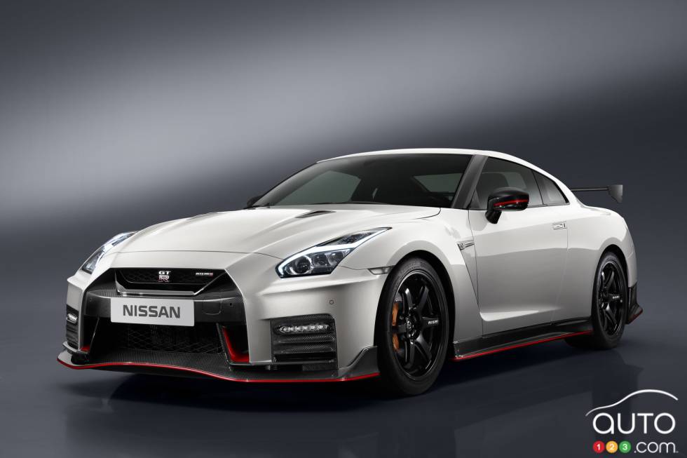 2017 Nissan GTR Nismo front 3/4 view