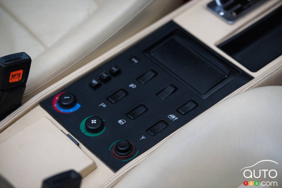 1989 Ferrari Mondial T center console