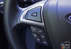 Commande pour le régulateur de vitesse sur le volant de la Ford Fusion Hybride 2017