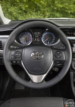 2016 Toyota Corolla S steering wheel detail