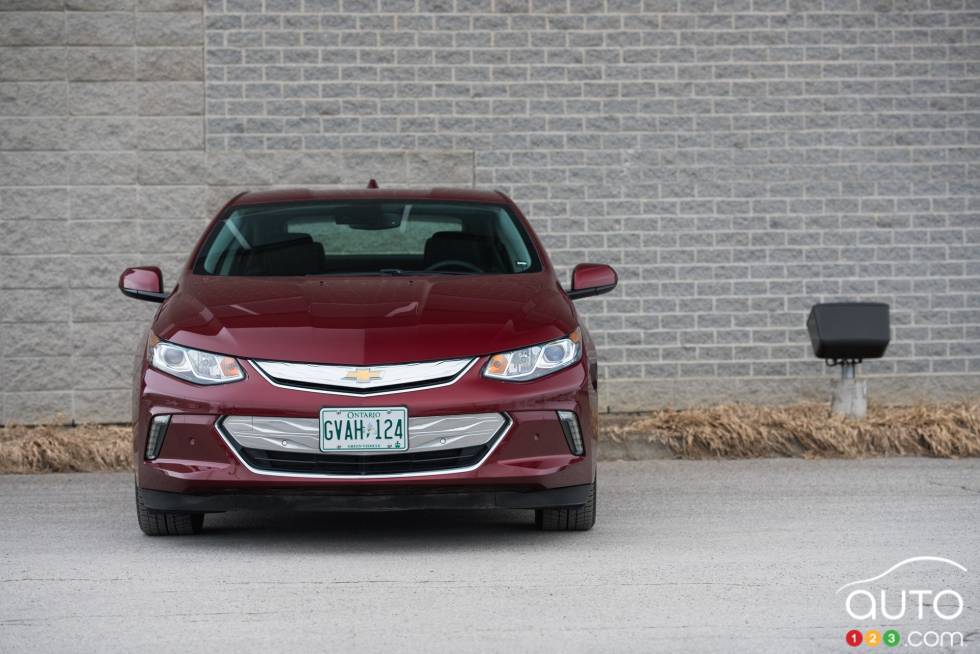 2016 Chevrolet Volt front view