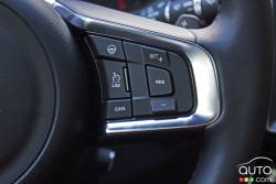 Commande pour le régulateur de vitesse sur le volant de la Jaguar XE 35t AWD R-Sport 2017