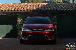 Vue de face de la Chrysler Pacifica 2017