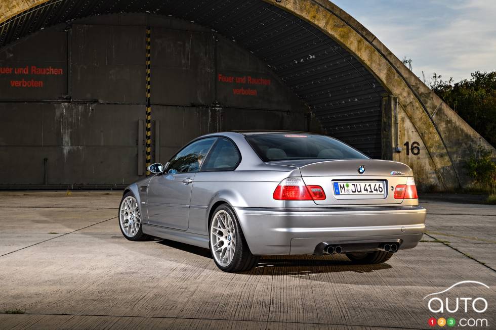 Vue 3/4 arrière de la BMW E46 M3 CSL