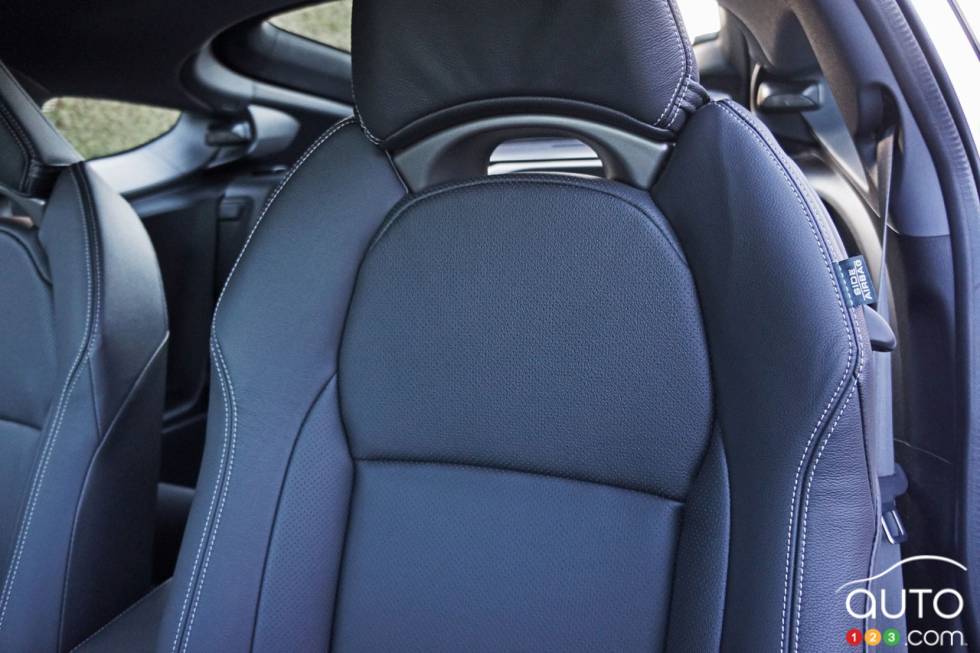 2016 Honda CRZ seat detail