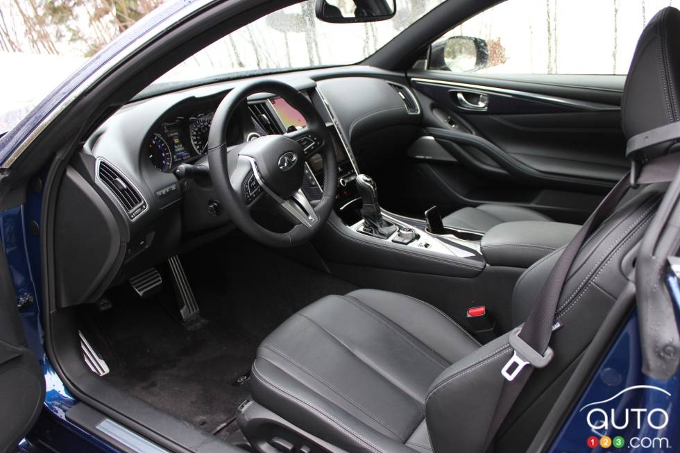 Tableau de bord et sièges avant