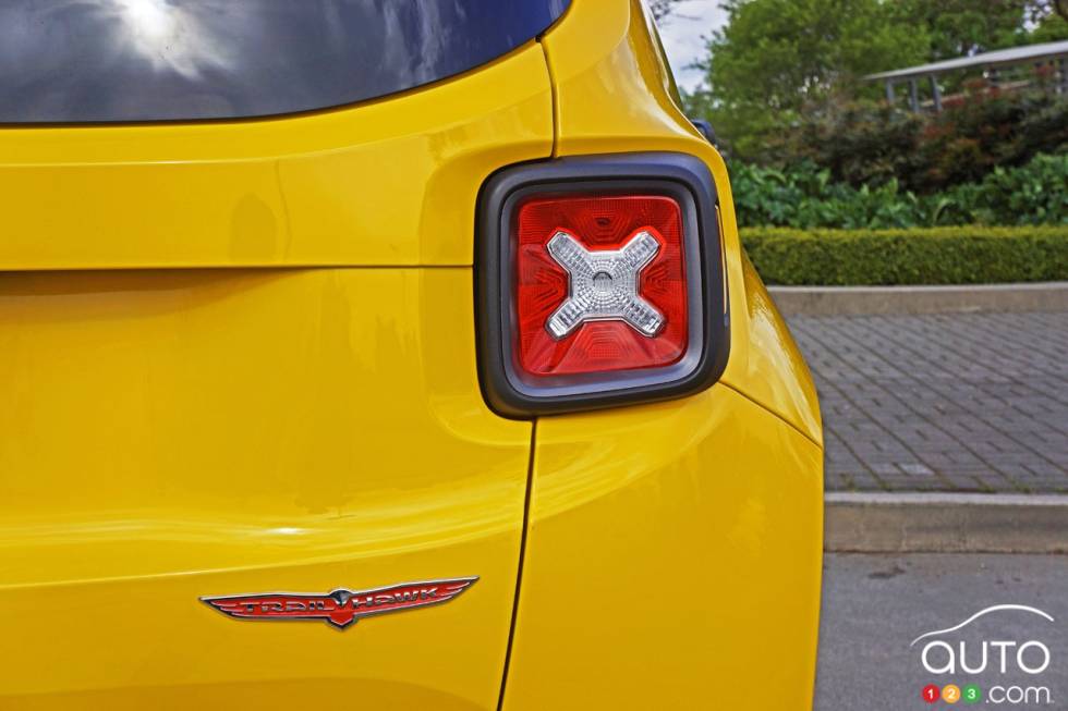 2016 Jeep Renegade Trailhawk tail light