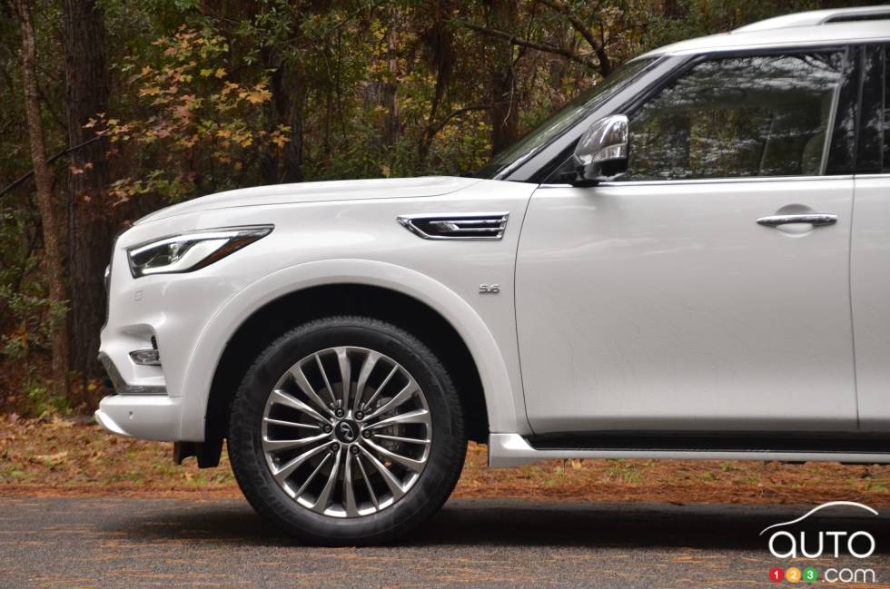 Front of the car seen in profile