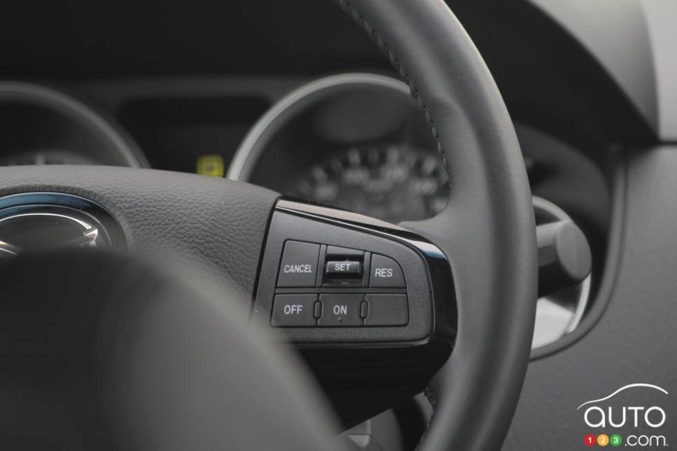 Commandes du régulateur de vitesse montées au volant