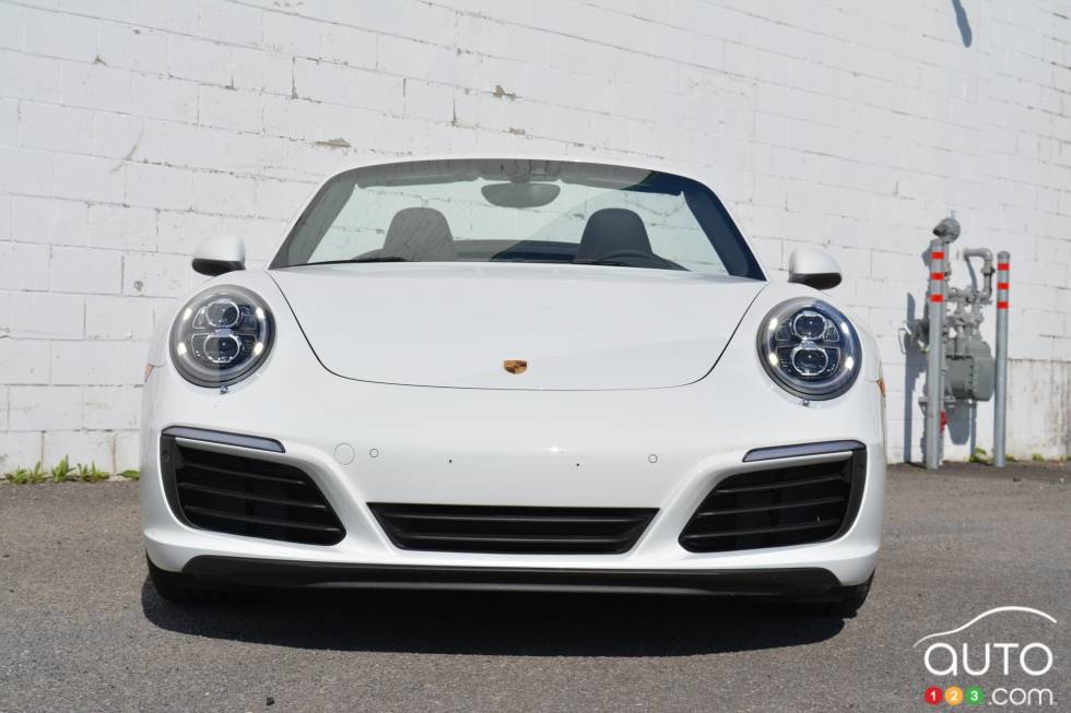 Vue de face de la Porsche 911 Carrera S cabriolet 2017