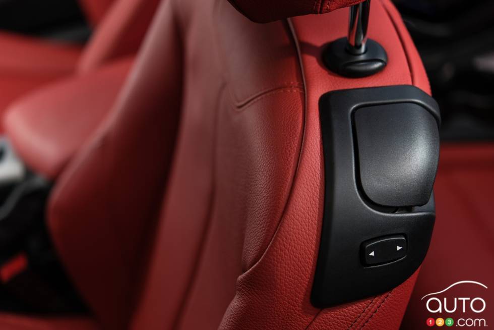 2015 BMW 228i xDrive Cabriolet seat detail