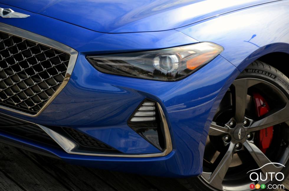 Front headlight 2019 Genesis-G70-2.0T-Sport-RWD