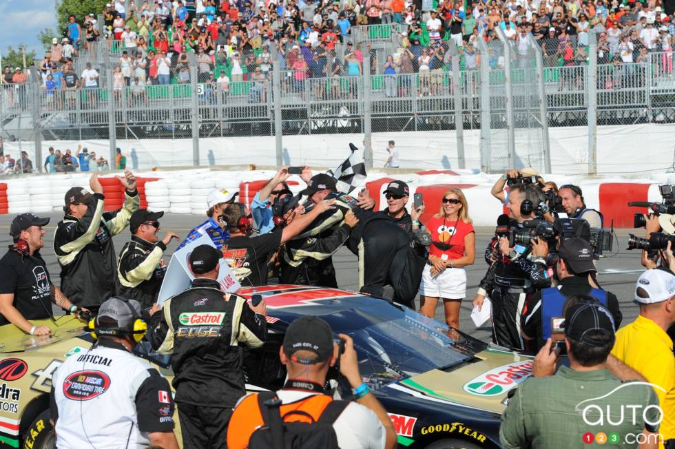 D.J. Kennington, Castrol Edge/Mahindra Tractors Dodge in victory lane