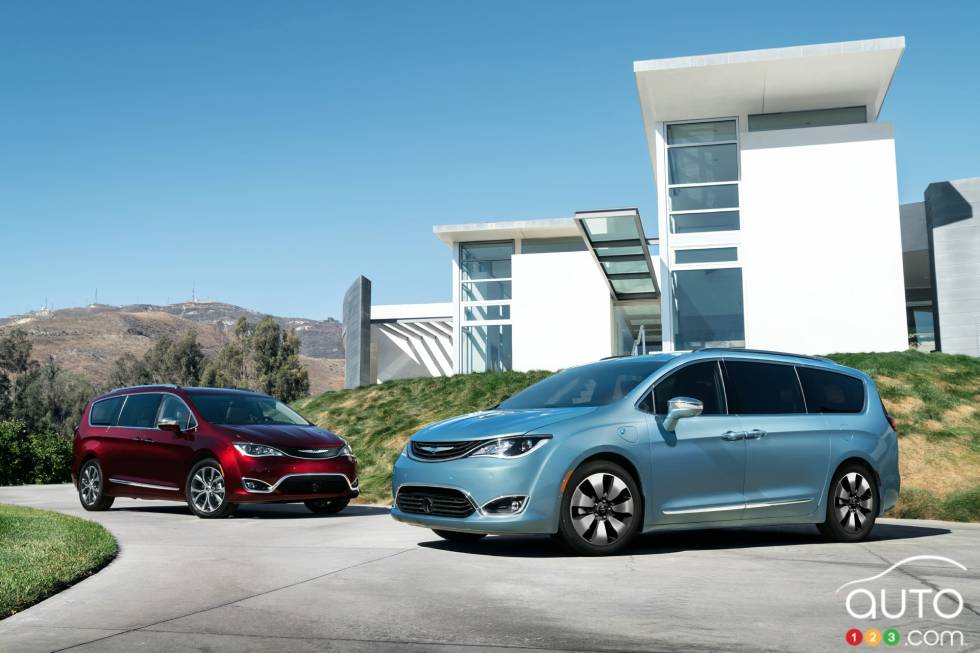 2017 Chrysler Pacifica front 3/4 view