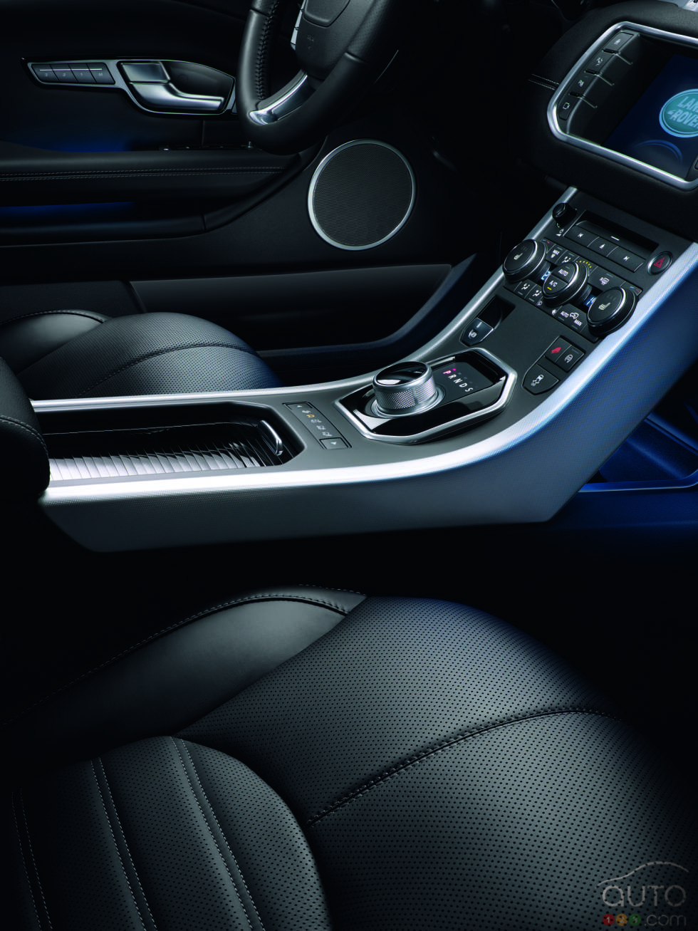 2016 Range Rover Evoque center console