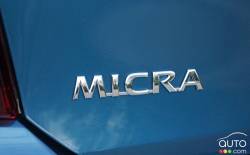 Écusson du modèle de la Nissan Micra SR 2016.