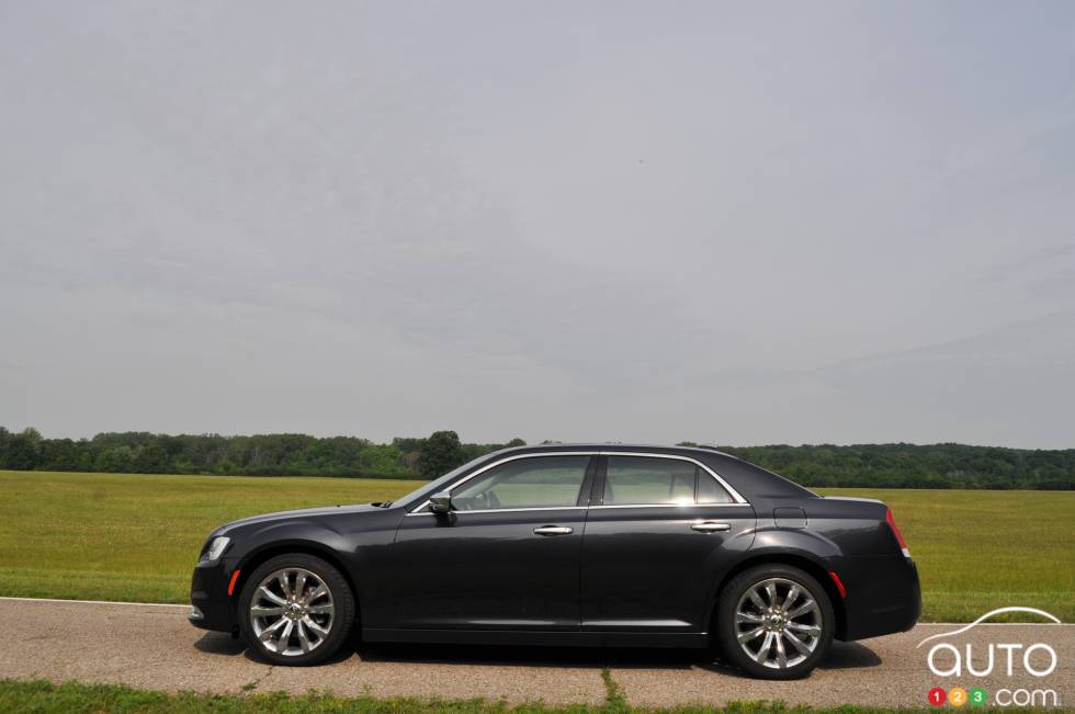 2016 Chrysler 300 C side view