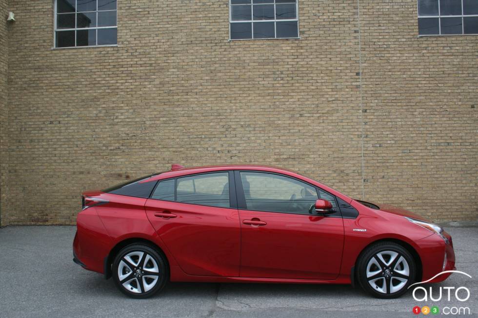 Vue de côté de la Toyota Prius 2016