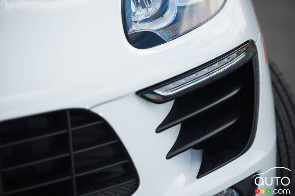 2017 Porsche Macan fog light