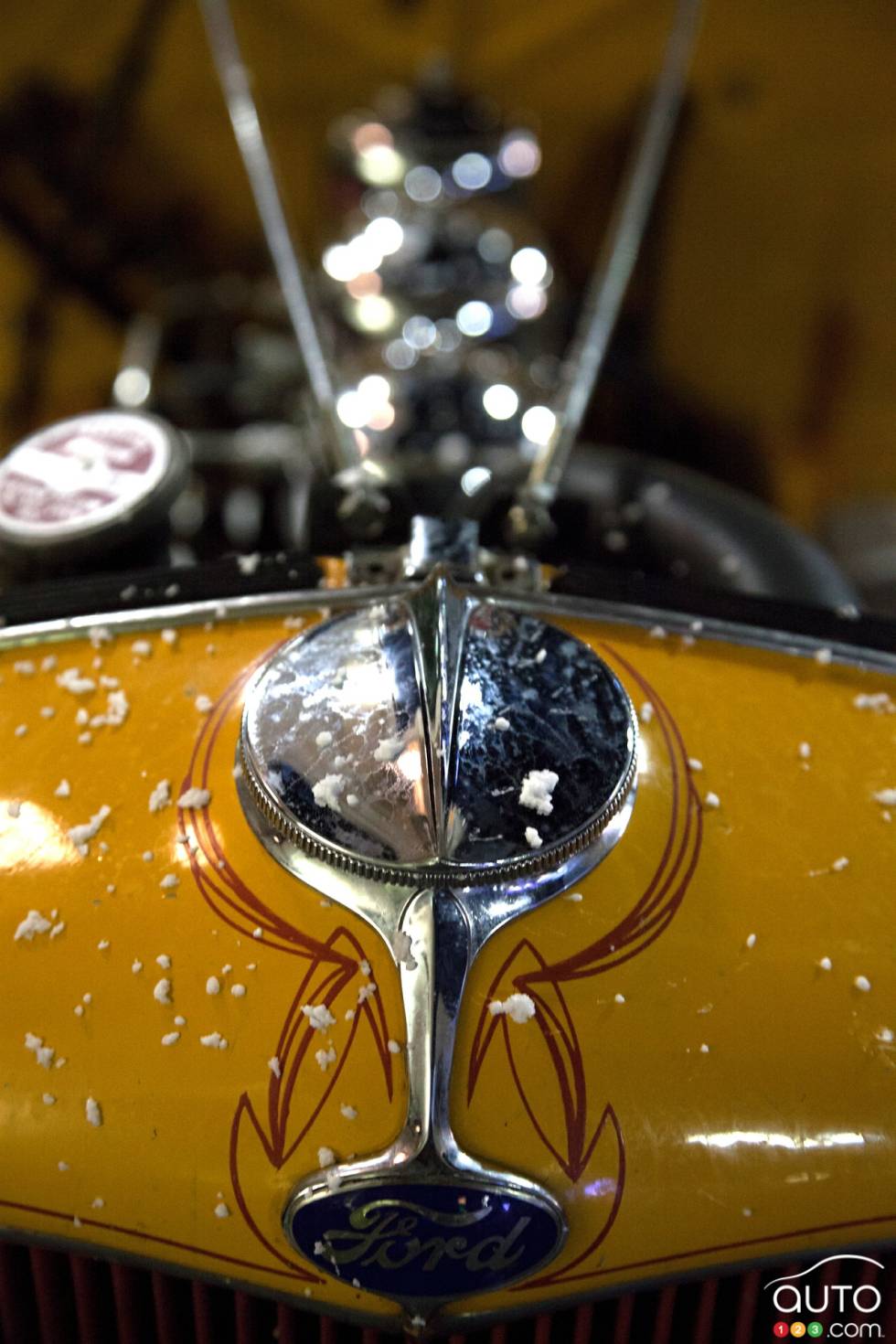 Sel et rayures décorent cette voiture gonflée Ford 1932.