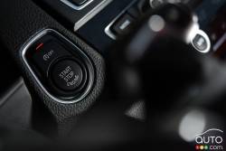 Bouton de démarrage et arrêt du moteur de la BMW 228i xDrive Cabriolet 2015