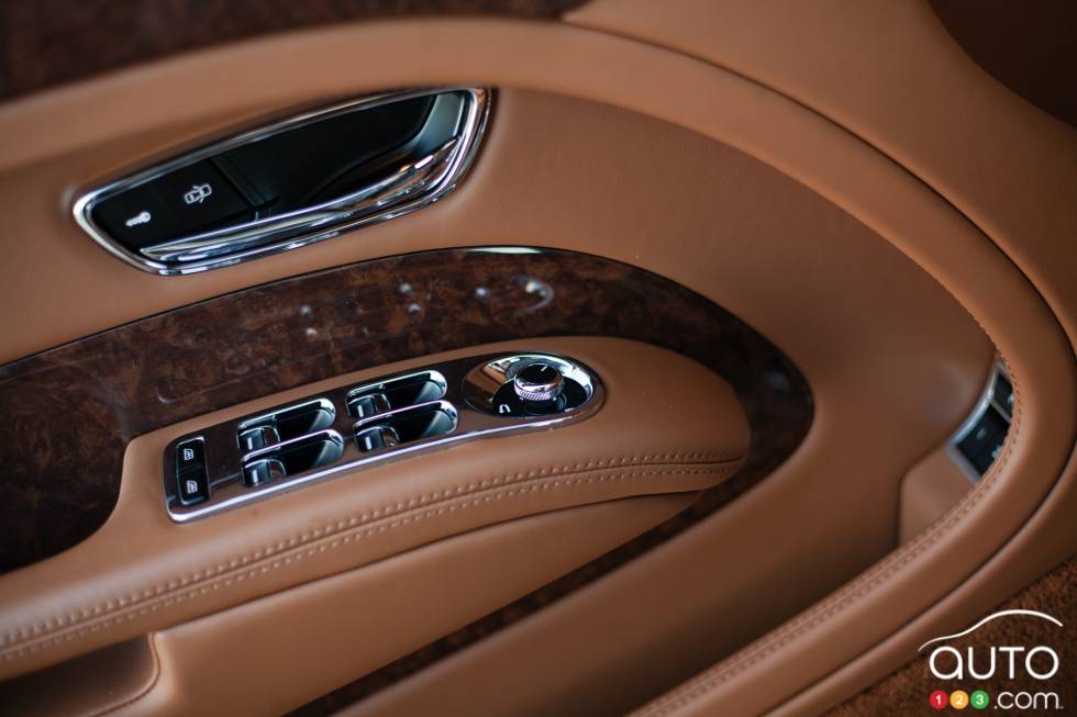 Driver's armrest controls