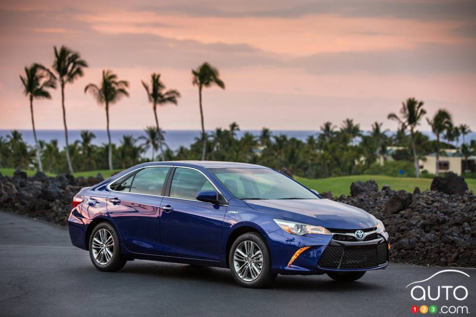 2016 Toyota Camry Hybrid rear 3/4 view