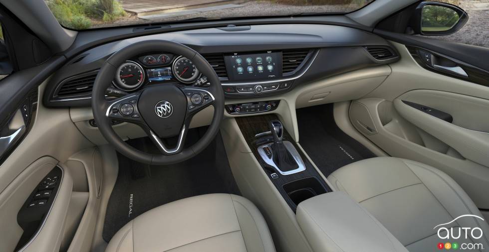 Tableau de bord et sièges avant de la Buick Regal sport à hayon 2018
