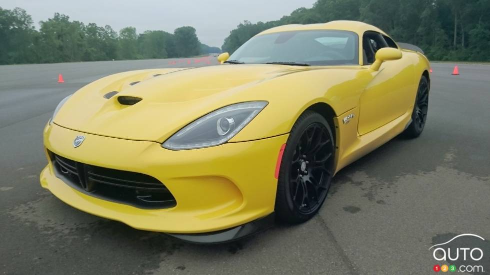Vue 3/4 avant de la Dodge Viper 2016